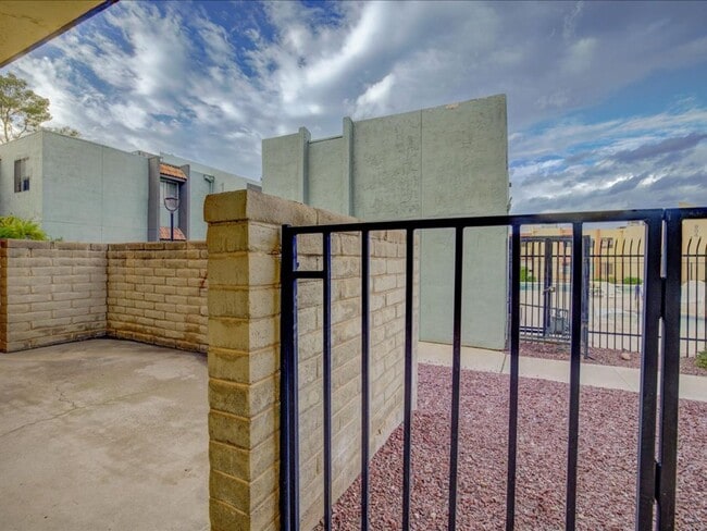 Building Photo - $400 OFF FIRST MONTH'S RENT!*