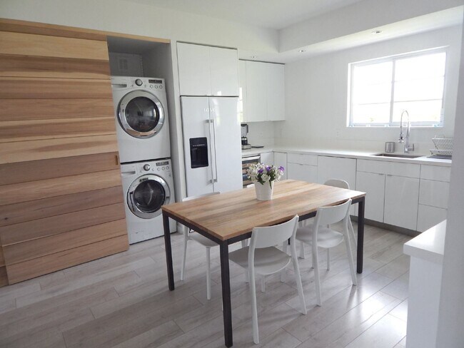 Building Photo - Exquisite 2/2 condo in Art Deco style building