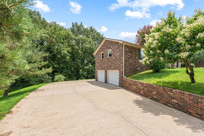 Building Photo - Pet Friendly Three Bedroom with Basement!
