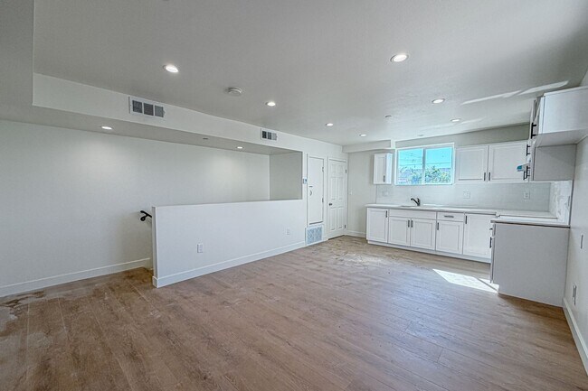 Building Photo - 423 E 31st St