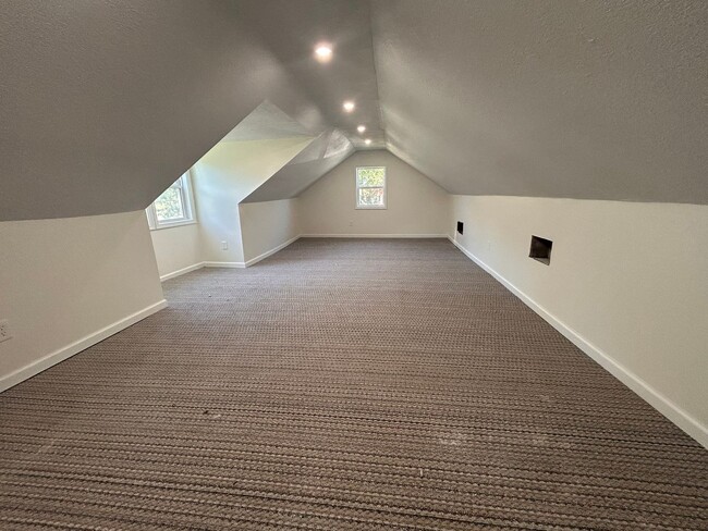 Building Photo - Renovated 3 Bed 1 Bath Home
