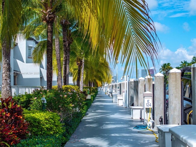 Building Photo - 1415 Sunset Harbour Dr