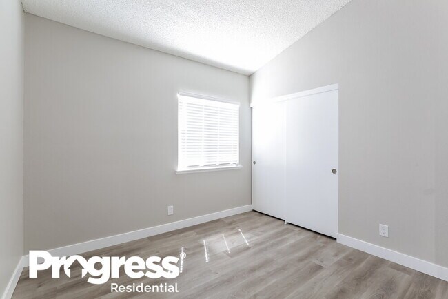 Building Photo - 5797 Goodsprings Ct