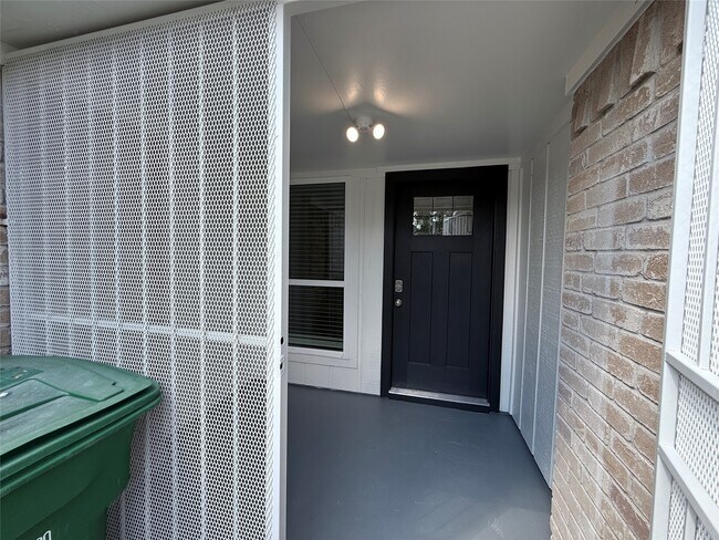 Building Photo - 6518 Briar Terrace Dr