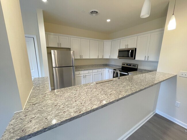 Building Photo - Stylish 1-Bed • 819 Sq. Ft. • Free Interne...