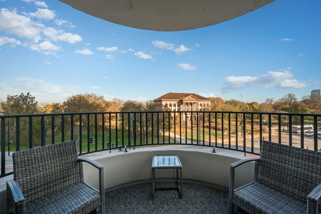 Building Photo - 2020 N Lincoln Park W