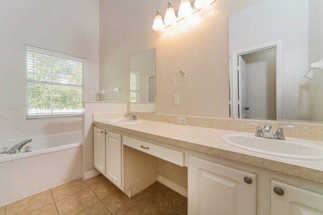 Building Photo - 137 Thornbury Dr