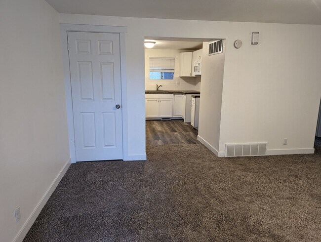 Building Photo - 2 bed 1 bath apartment