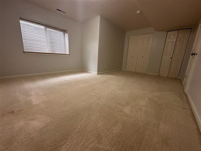 Building Photo - Three Bedroom - Low maintenance, west-end,...