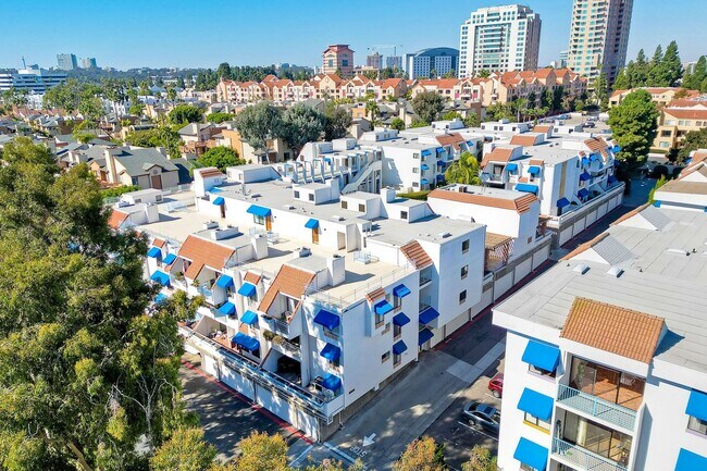 Building Photo - La Jolla Pines- Top Level 2 Bed/2 Ba Available Now!!