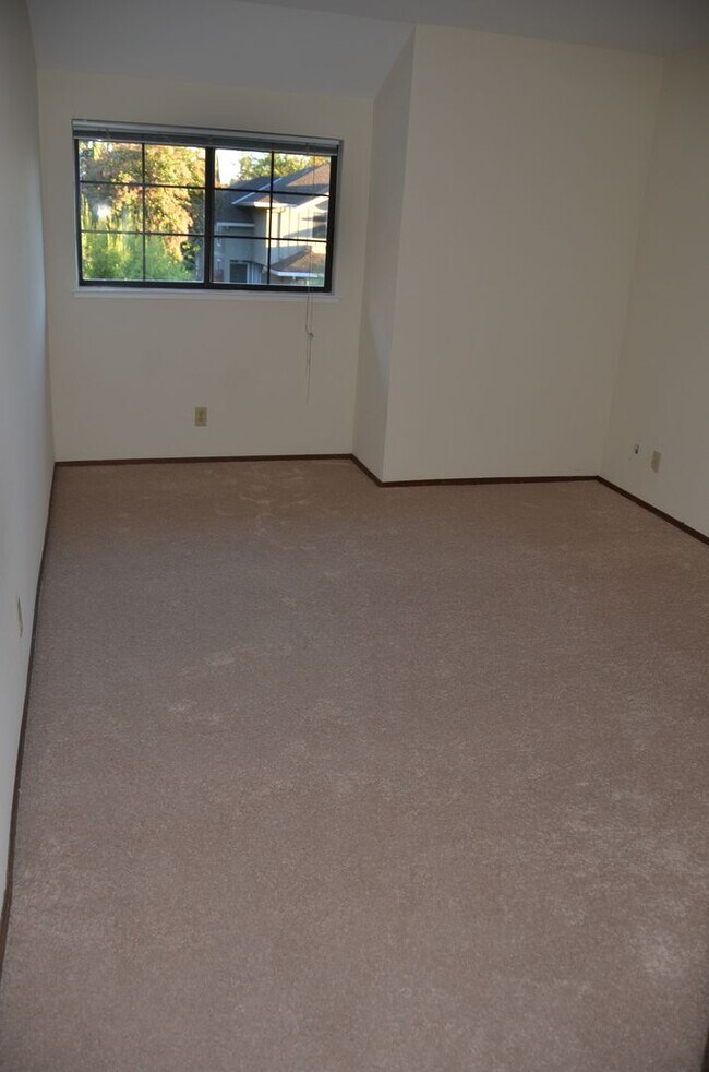 Building Photo - Gorgeous 3BR/2BA Two-Story Home with High ...