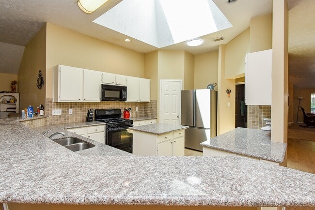 Building Photo - 14915 Willow Hearth Dr