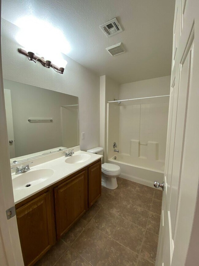 Building Photo - Large four-bedroom house with a loft