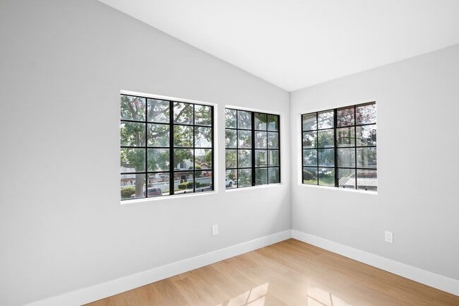 Building Photo - Move-In-Ready Townhome-Style Unit in Chula Vista!