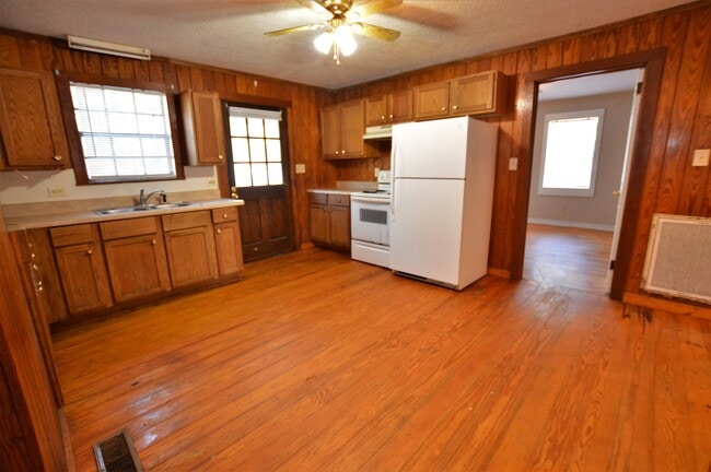 Building Photo - 1740 Ashville Rd
