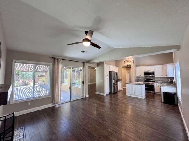Building Photo - Available for LEASE! 3 bedroom 2 bathroom ...