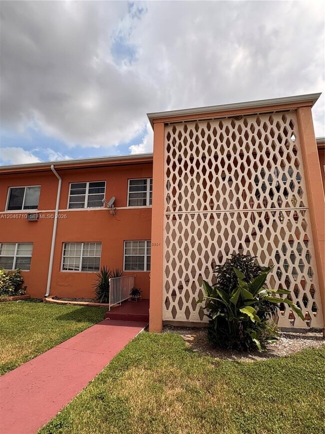 Building Photo - 3501 SW 10th St