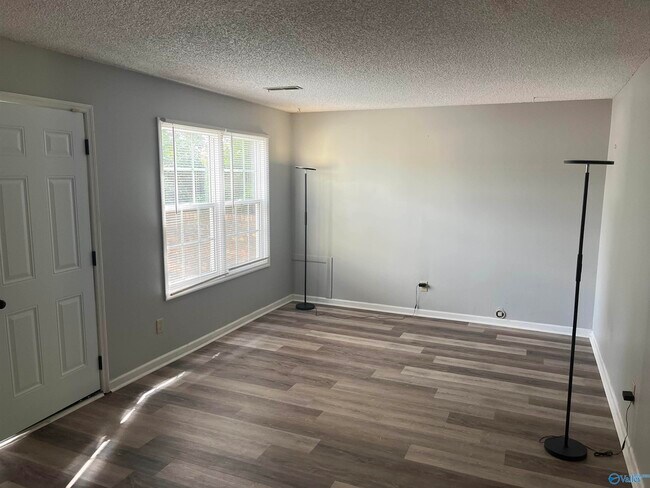 Building Photo - 317 Chateau Dr SW