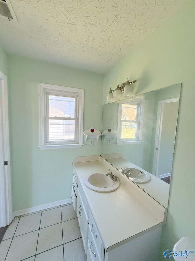 Building Photo - 158 Lewis Ln