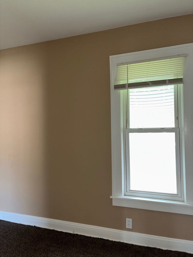 Building Photo - Charming 3-Bedroom Property in Prime Location