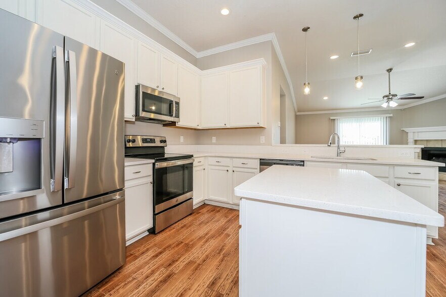 Building Photo - 2452 Royal Pointe Dr