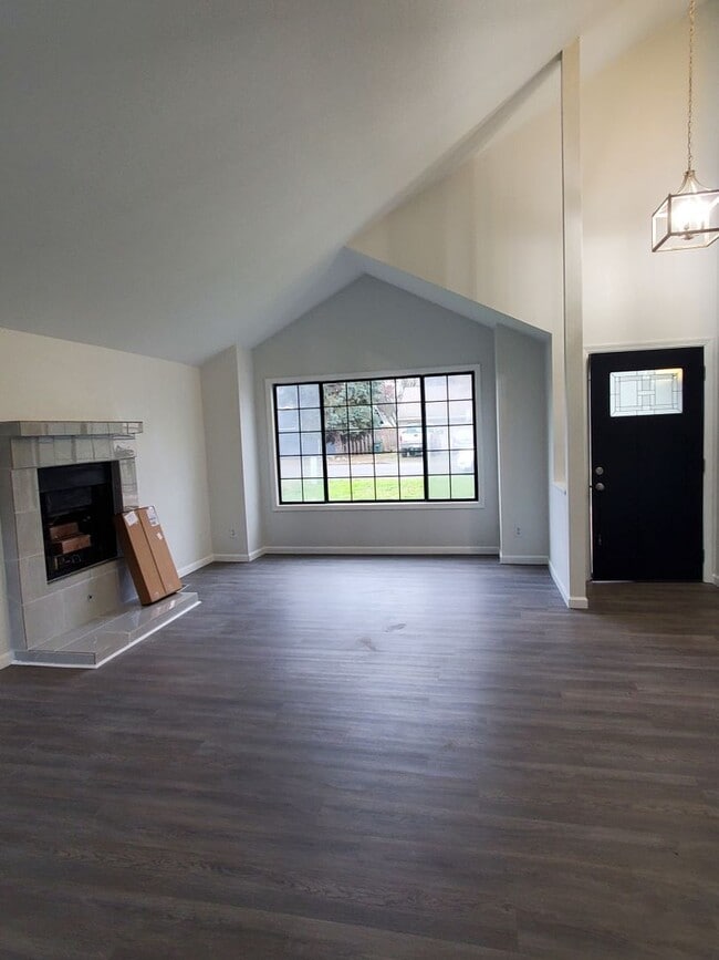 Building Photo - 3 bedroom - recently renovated home