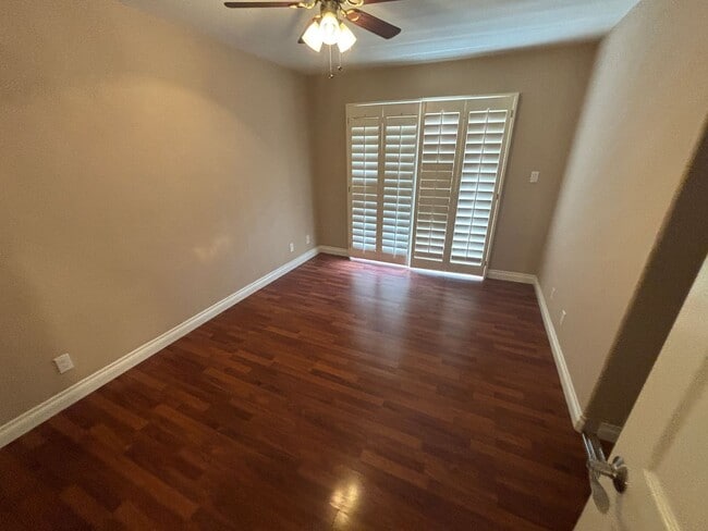 Building Photo - Beautiful 3 bed 2.5 bath townhouse in Spanish Trails!