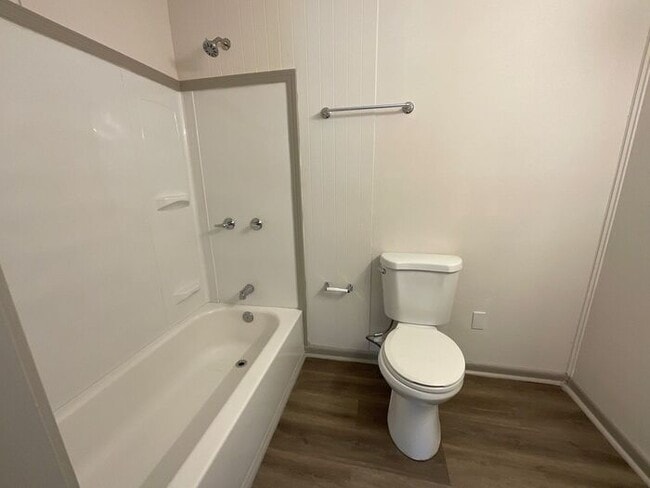 Building Photo - Stylish 3-Bedroom with Expansive Yards in ...