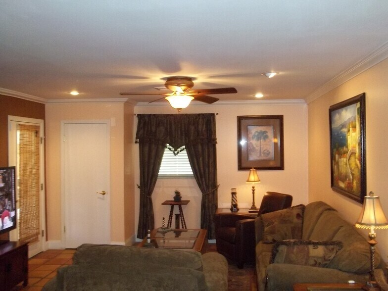 living room/diner room open concept - 1475 Curlew Ave