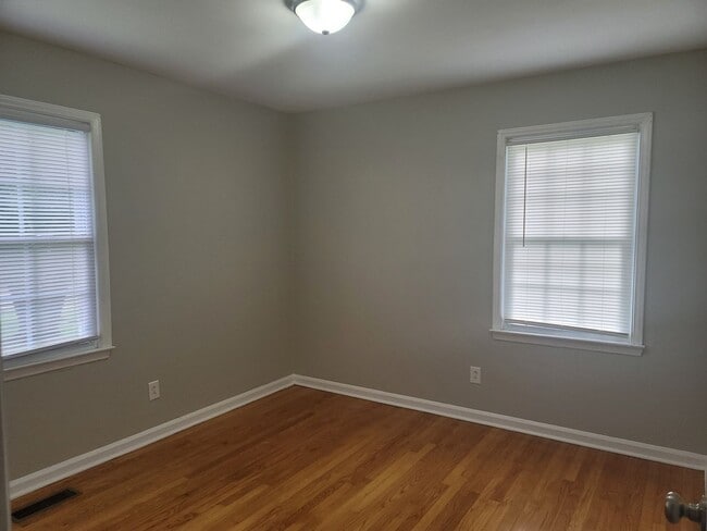 Building Photo - NEW LISTING!!!!!