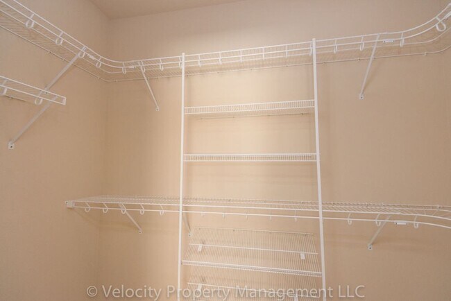 Building Photo - Immaculate Bend Home!