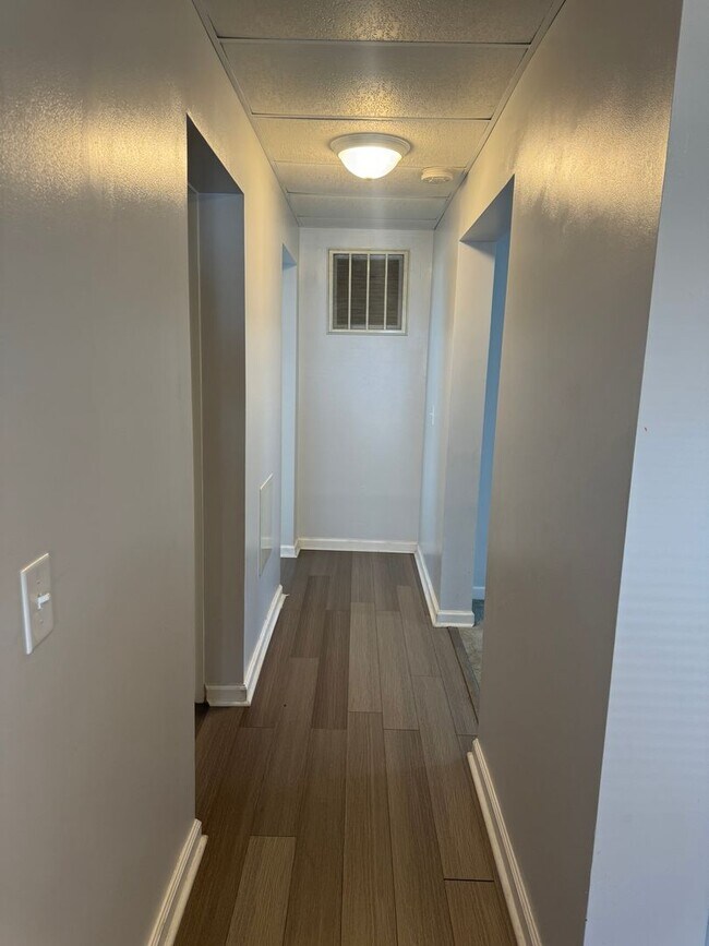 Building Photo - 453 Mooreland Ave