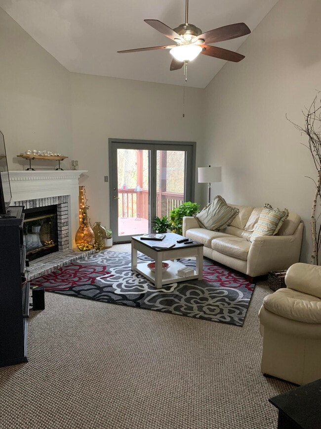 Building Photo - 107 Hollyridge Ln