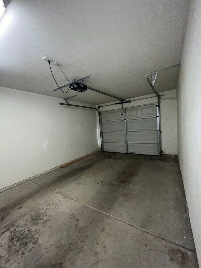 Building Photo - 2404