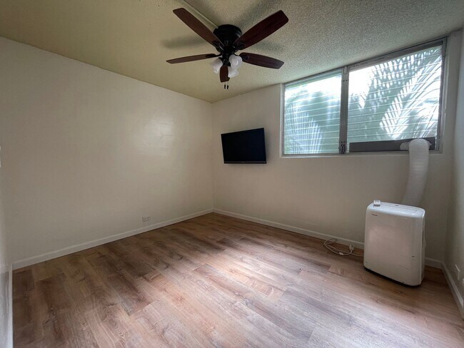 Building Photo - 1 Bed / 1 Bath at University Court, directly across from UH Manoa.