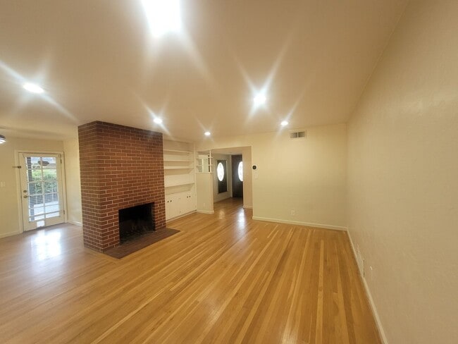 Building Photo - 3 bedroom home close to Land Park