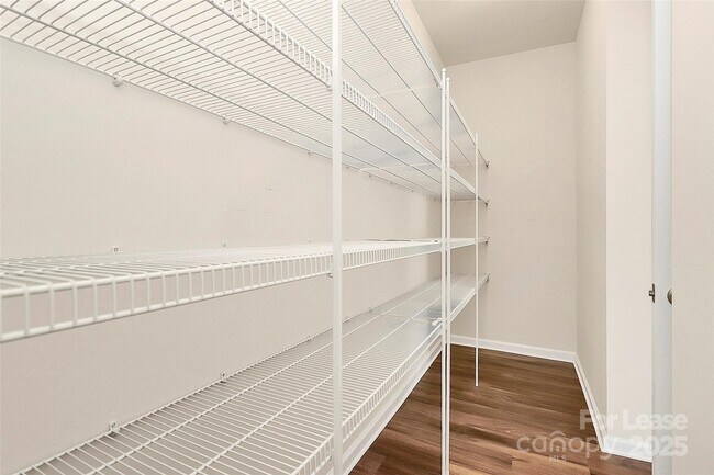 Building Photo - 16027 Harbor Hill Dr