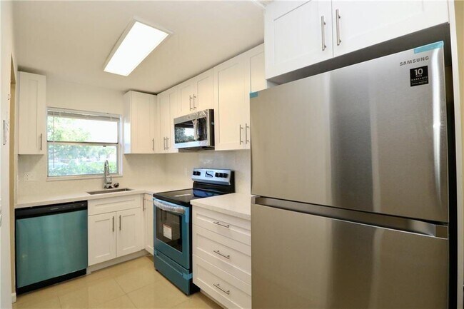 Building Photo - 9915 Sandalfoot Blvd