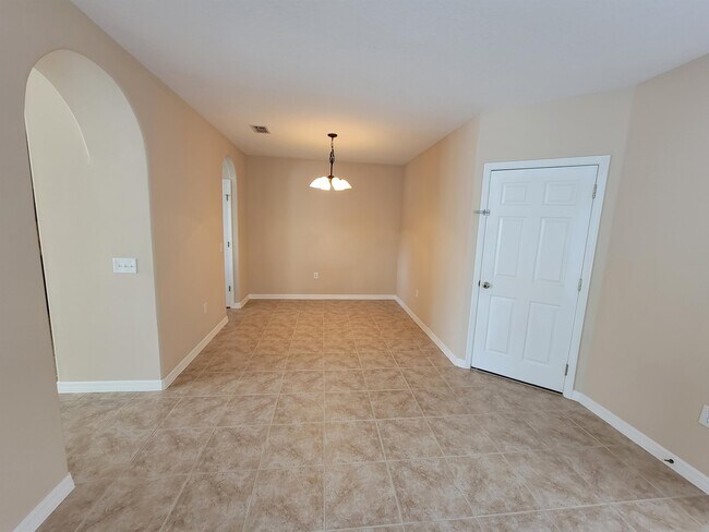 Building Photo - 2223 Seven Oaks Dr