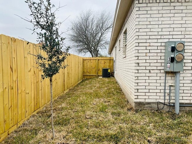 Building Photo - 15 W Garfield Ave