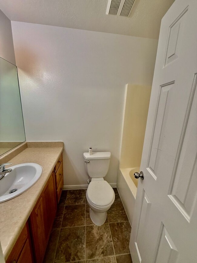 Building Photo - 3 Bedroom/ 2.5 Bath Townhome in Hawk Hollow