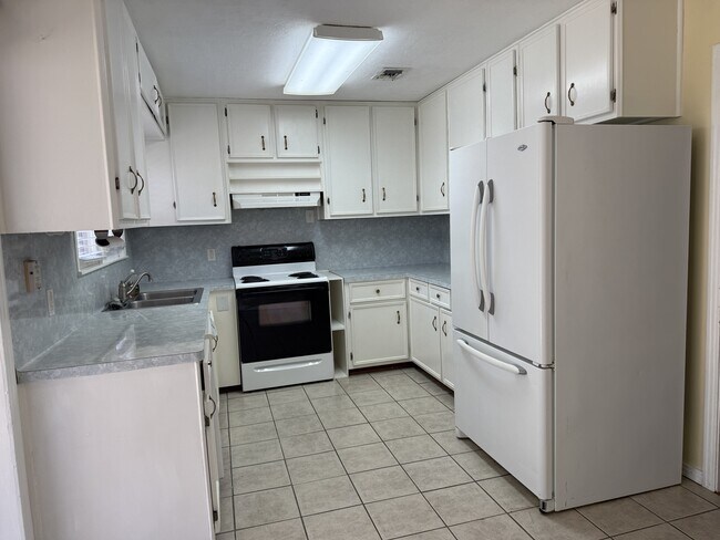 Building Photo - 790 Peyton Dr