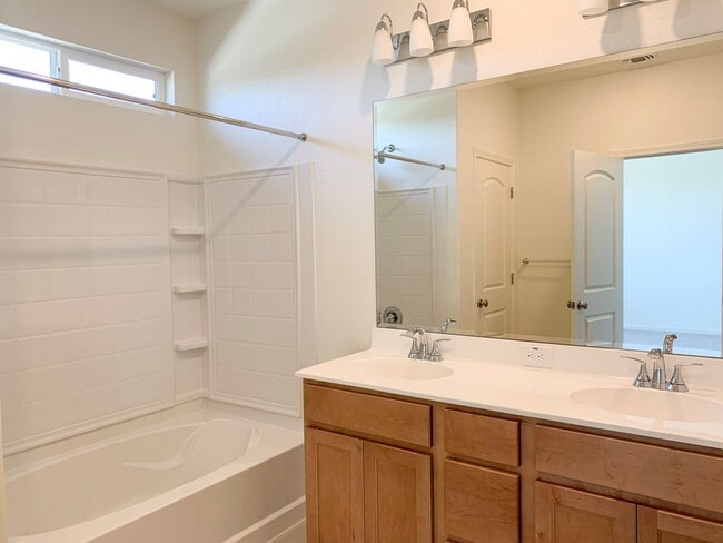 Building Photo - 2025 Built 3/2.5 in Hollister