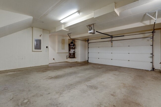 Building Photo - EXQUISITELY LOCATED TOWNHOME PRIVATE SETTING | MANY UPGRADES