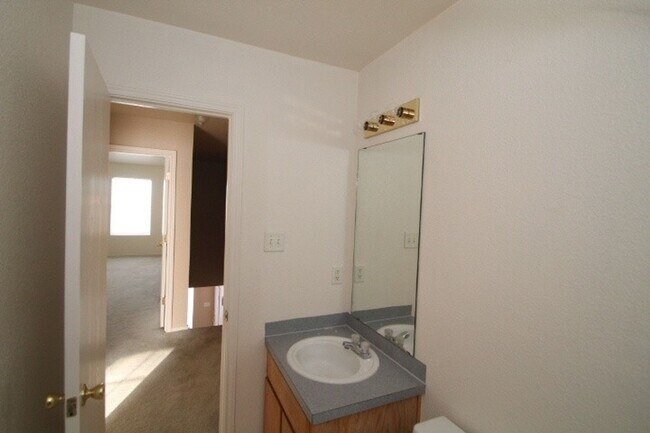 Building Photo - Convenience!
