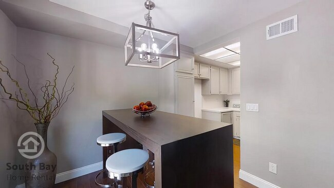 Building Photo - 3BD/1.5BA - Updated Townhouse with Modern ...