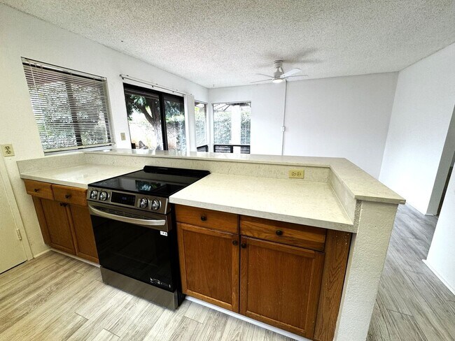 Building Photo - 3/2/2 - Spacious Golf Course Home in Gated Queens Gate II