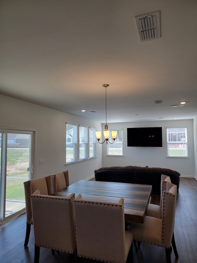 Building Photo - 645 Thomas Gage Dr