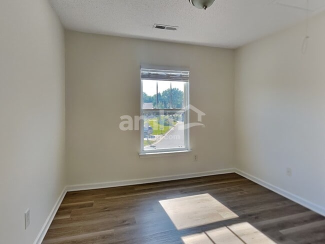 Building Photo - 190 English Hills Dr