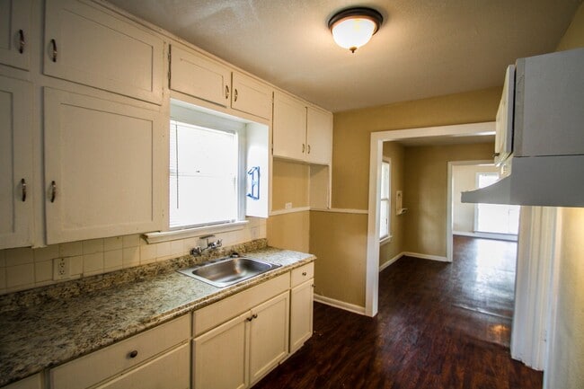 Building Photo - Spacious Cozy Home in Eastlawn